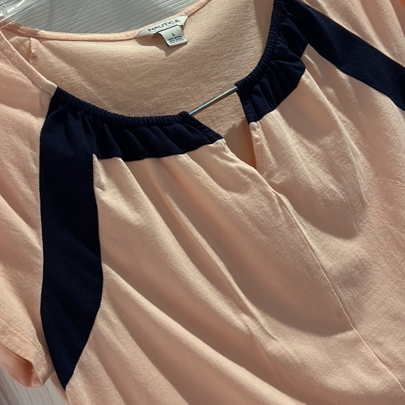 Nautica top with triangle cutout - Picture 2 of 3